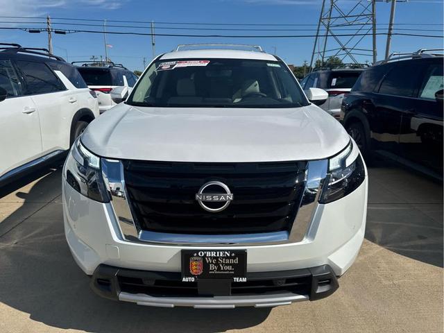 Photo of 2025 Everest White Pearl Tricoat Nissan Pathfinder