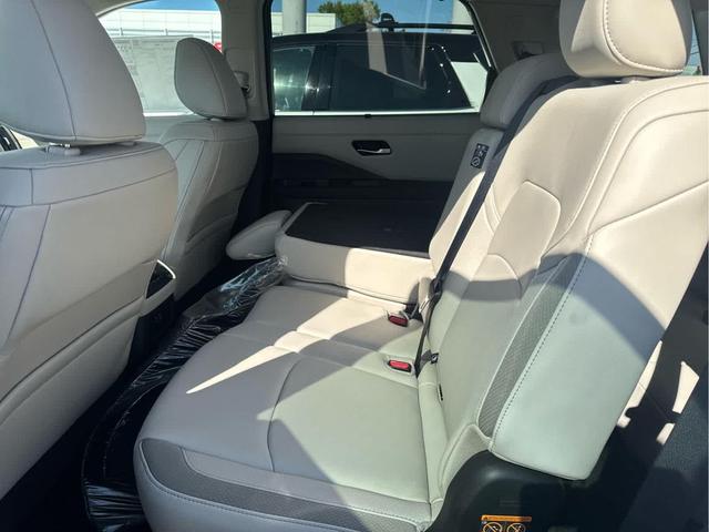 Photo of 2025 Everest White Pearl Tricoat Nissan Pathfinder