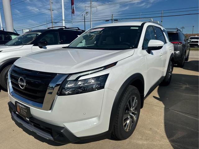 Photo of 2025 Everest White Pearl Tricoat Nissan Pathfinder