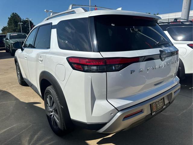 Photo of 2025 Everest White Pearl Tricoat Nissan Pathfinder