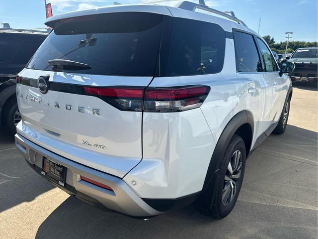 Photo of 2025 Everest White Pearl Tricoat Nissan Pathfinder