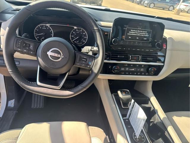 Photo of 2025 Everest White Pearl Tricoat Nissan Pathfinder