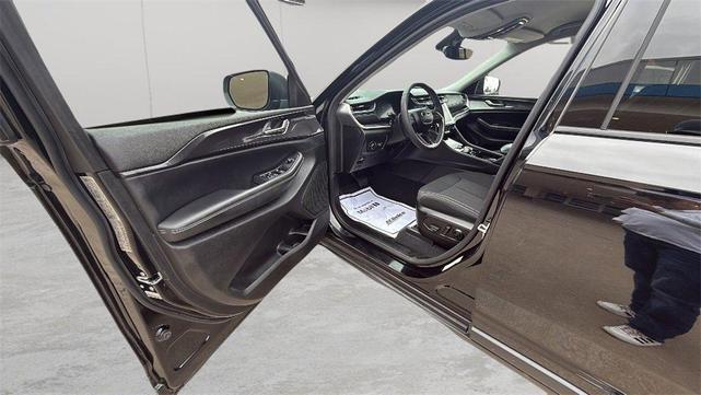 Photo of 2023 Black Jeep Grand Cherokee
