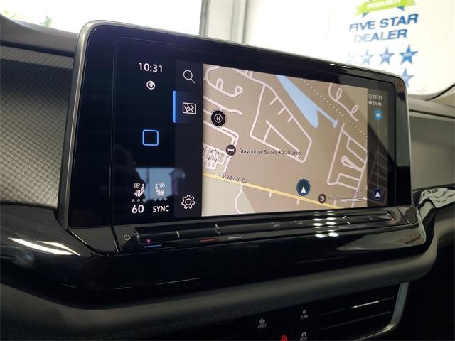 Photo of 2024 Opal White Pearl Effect Volkswagen Atlas