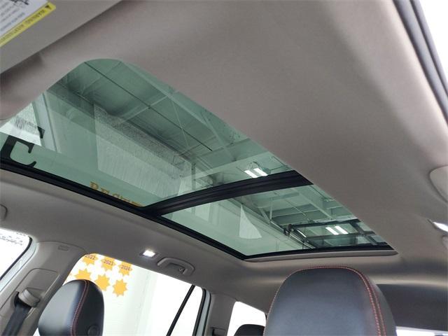 Photo of 2024 Opal White Pearl Effect Volkswagen Atlas