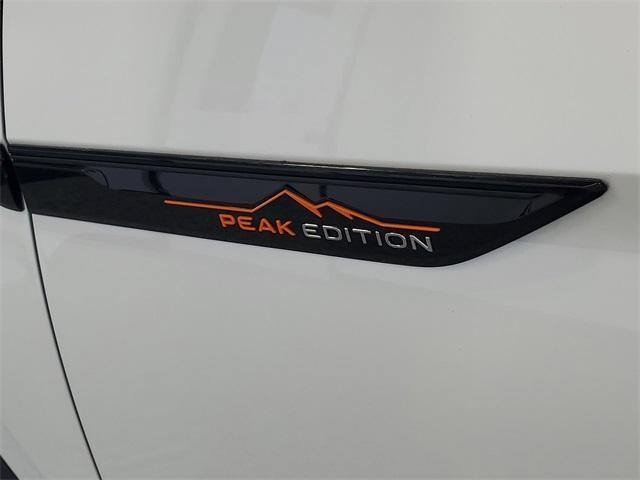 Photo of 2024 Opal White Pearl Effect Volkswagen Atlas