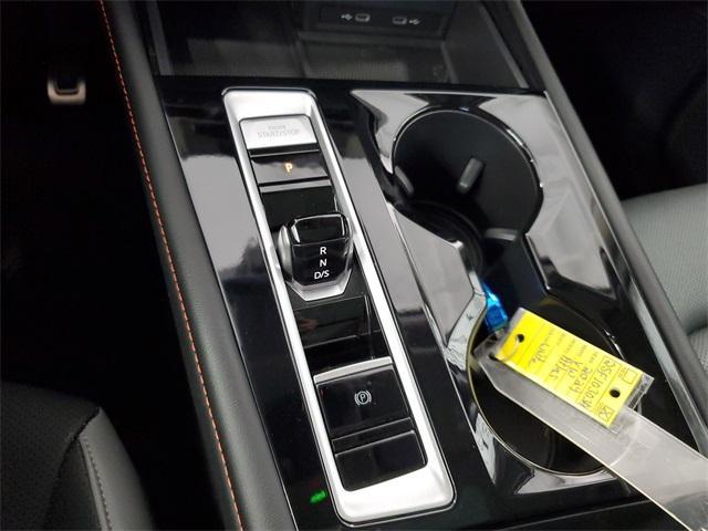Photo of 2024 Opal White Pearl Effect Volkswagen Atlas