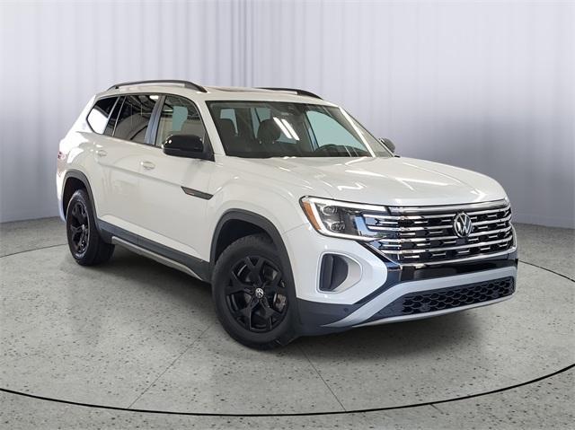 Photo of 2024 Opal White Pearl Effect Volkswagen Atlas
