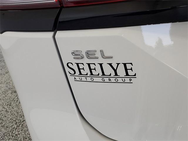 Photo of 2024 Opal White Pearl Effect Volkswagen Atlas