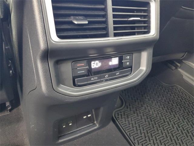 Photo of 2024 Opal White Pearl Effect Volkswagen Atlas