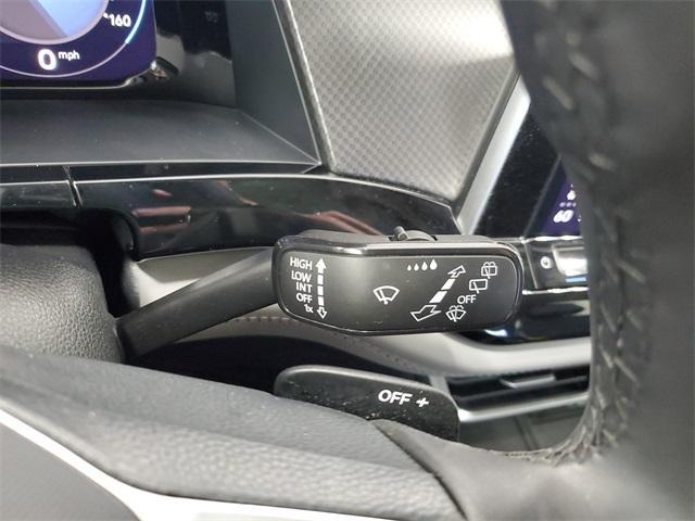 Photo of 2024 Opal White Pearl Effect Volkswagen Atlas