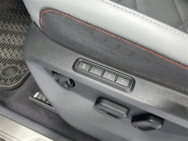 Photo of 2024 Opal White Pearl Effect Volkswagen Atlas