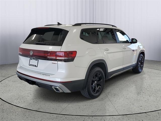 Photo of 2024 Opal White Pearl Effect Volkswagen Atlas