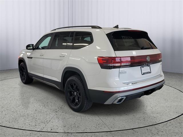 Photo of 2024 Opal White Pearl Effect Volkswagen Atlas