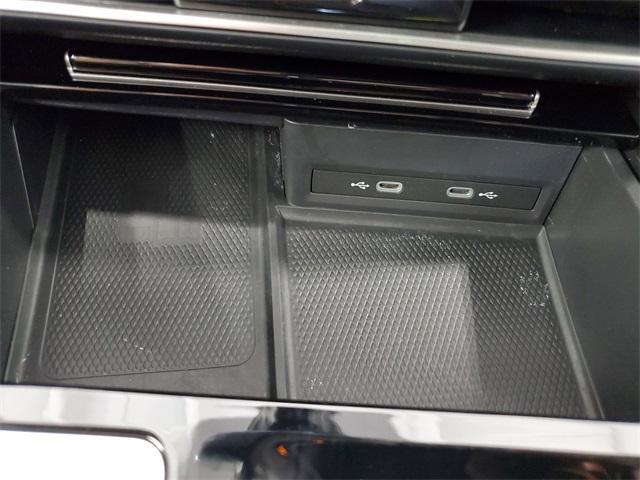Photo of 2024 Opal White Pearl Effect Volkswagen Atlas