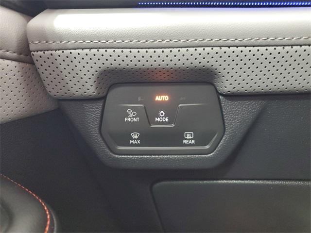 Photo of 2024 Opal White Pearl Effect Volkswagen Atlas