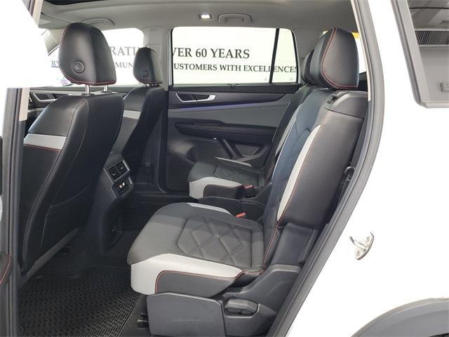 Photo of 2024 Opal White Pearl Effect Volkswagen Atlas