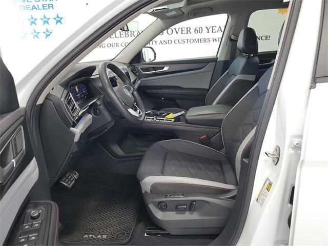 Photo of 2024 Opal White Pearl Effect Volkswagen Atlas