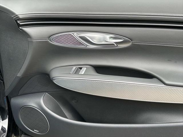 Photo of 2025 Vik Black Genesis GV70