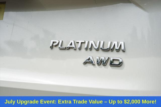 Photo of 2022 Pearl White Tricoat/Super Black Nissan Rogue