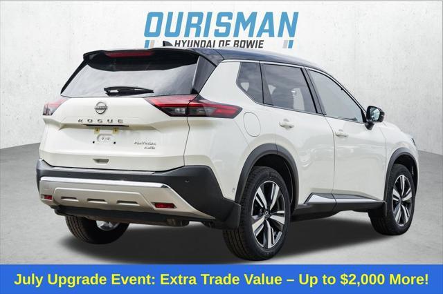 Photo of 2022 Pearl White Tricoat/Super Black Nissan Rogue
