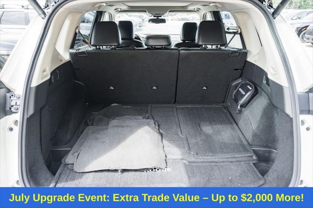 Photo of 2022 Pearl White Tricoat/Super Black Nissan Rogue