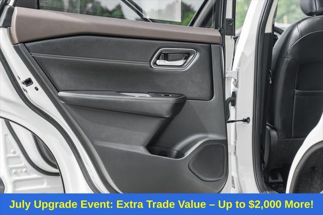 Photo of 2022 Pearl White Tricoat/Super Black Nissan Rogue