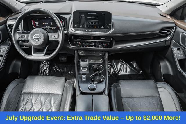 Photo of 2022 Pearl White Tricoat/Super Black Nissan Rogue