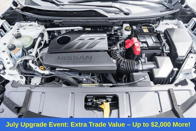 Photo of 2022 Pearl White Tricoat/Super Black Nissan Rogue