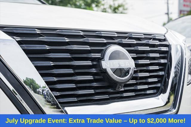 Photo of 2022 Pearl White Tricoat/Super Black Nissan Rogue