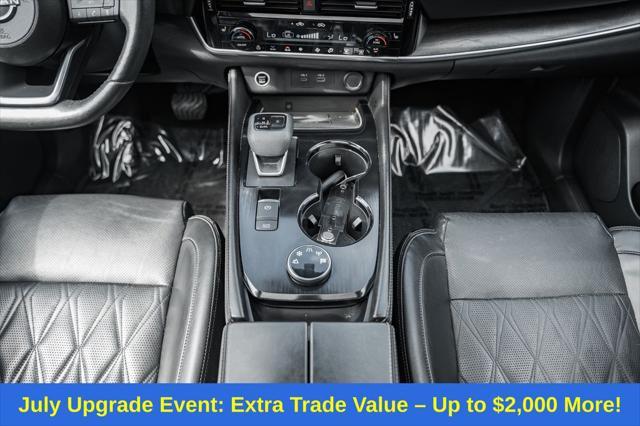 Photo of 2022 Pearl White Tricoat/Super Black Nissan Rogue