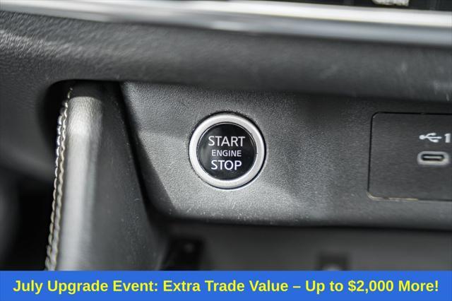 Photo of 2022 Pearl White Tricoat/Super Black Nissan Rogue