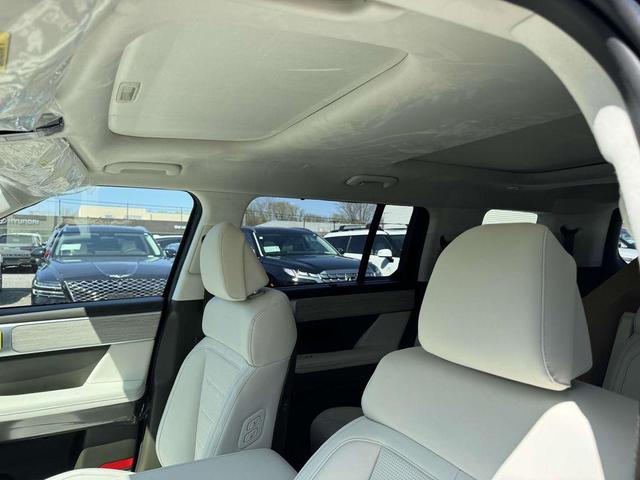 Photo of 2025 Phantom Black Hyundai SANTA FE HEV