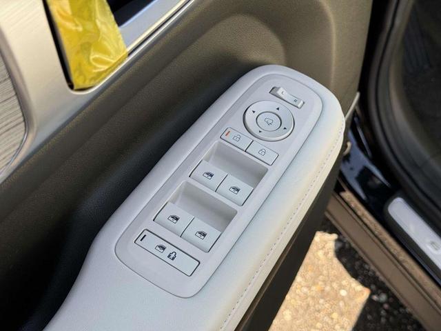 Photo of 2025 Phantom Black Hyundai SANTA FE HEV
