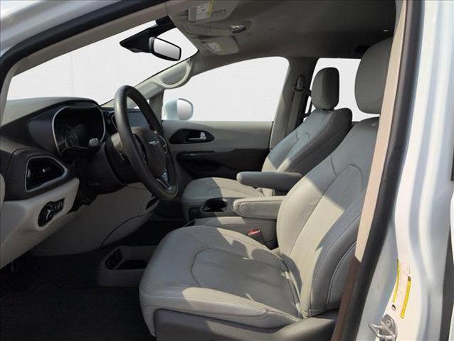 Photo of 2021 Bright White Clearcoat Chrysler Pacifica
