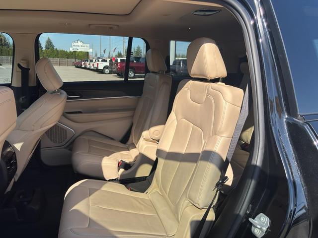 Photo of 2021 Diamond Black Crystal Pearlcoat Jeep Grand Cherokee L