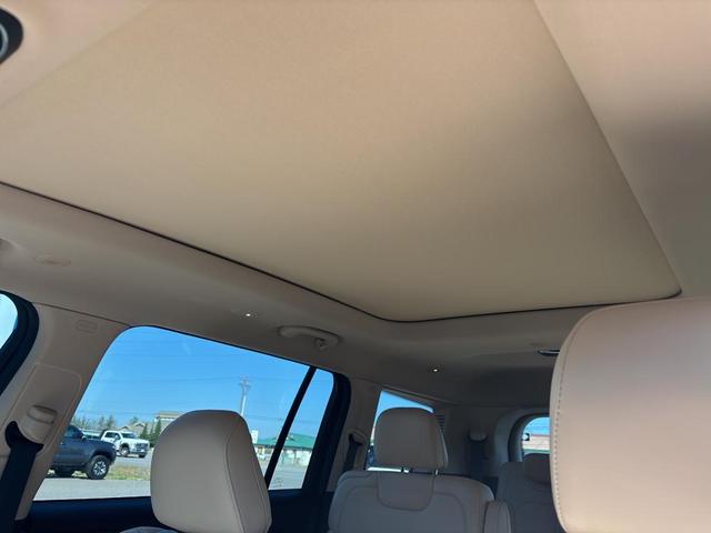 Photo of 2021 Diamond Black Crystal Pearlcoat Jeep Grand Cherokee L