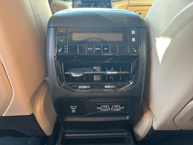 Photo of 2021 Diamond Black Crystal Pearlcoat Jeep Grand Cherokee L