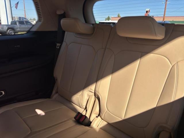 Photo of 2021 Diamond Black Crystal Pearlcoat Jeep Grand Cherokee L