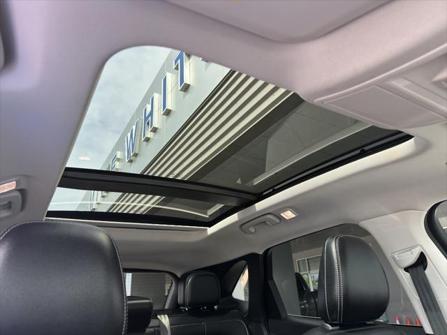 Photo of 2022 STAR WHITE METALLIC TRI-COAT Ford Escape