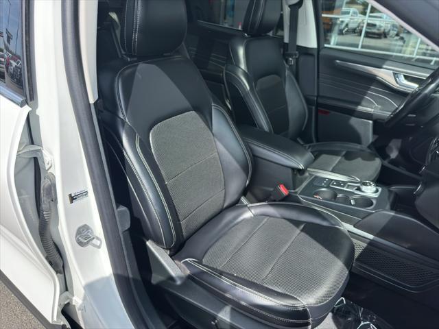 Photo of 2022 STAR WHITE METALLIC TRI-COAT Ford Escape