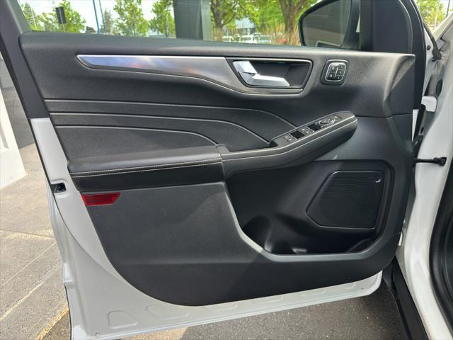 Photo of 2022 STAR WHITE METALLIC TRI-COAT Ford Escape