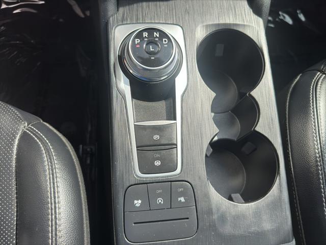 Photo of 2022 STAR WHITE METALLIC TRI-COAT Ford Escape