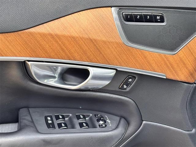 Photo of 2023 Crystal White Metallic Volvo XC90