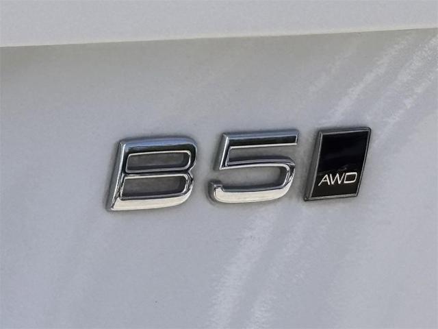 Photo of 2023 Crystal White Metallic Volvo XC90