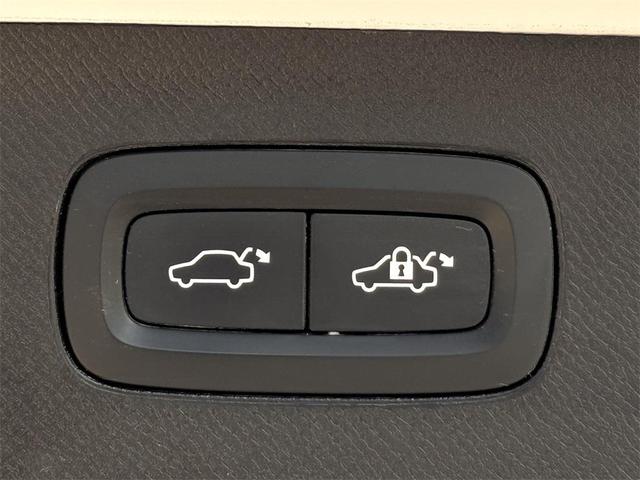 Photo of 2023 Crystal White Metallic Volvo XC90