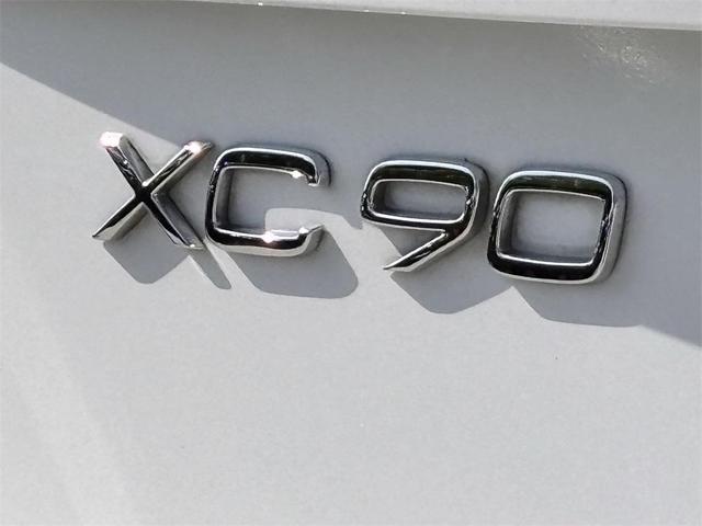 Photo of 2023 Crystal White Metallic Volvo XC90