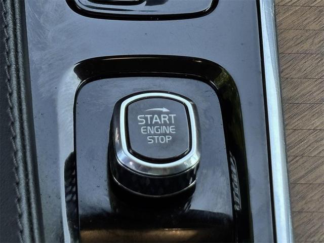 Photo of 2023 Crystal White Metallic Volvo XC90