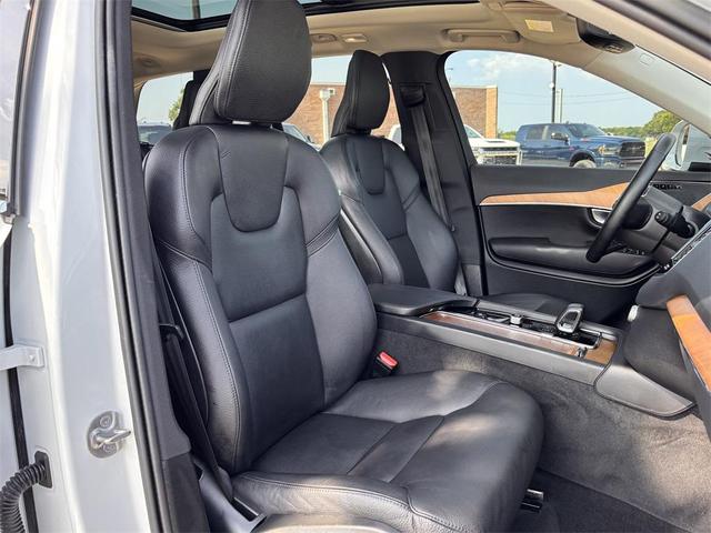 Photo of 2023 Crystal White Metallic Volvo XC90