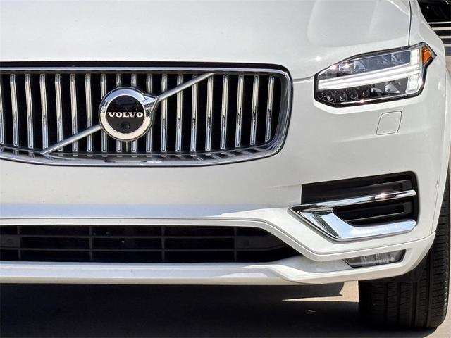 Photo of 2023 Crystal White Metallic Volvo XC90